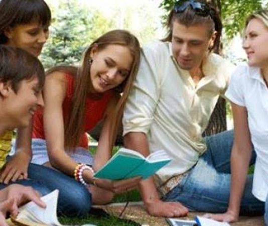 Üniversitelerde öğrencilerin sosyal, kültürel, akademik ve mesleki gelişimlerine katkı sağlayan etkinlikler, öğrenci kulüplerinin faaliyetleri arasında önemli bir yer tutuyor. Bir kulübün düzenleyeceği etkinliğin başarılı olabilmesi için yalnızca ilgi çekici bir konu belirlemek yeterli olmuyor. Etkinliğin amacı, hedef kitlesi, tarihi, mekanı, görev dağılımı, izin süreci ve duyuru çalışmaları gibi birçok ayrıntının önceden planlanması gerekiyor. Bu nedenle kulüp etkinliği düzenleme süreci, fikir aşamasından etkinlik sonrasında yapılacak raporlamaya kadar devam eden kapsamlı bir çalışma olarak değerlendiriliyor. Konulu bir haber görseli.