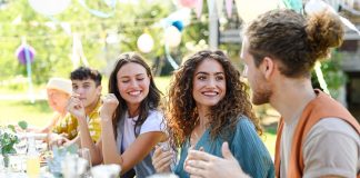 Kulüplerin düzenlediği etkinlikler, üyelerin bir araya gelmesini, ortak ilgi alanları çevresinde faaliyet göstermesini ve sosyal bağların güçlenmesini sağlayan önemli çalışmalar arasında yer alıyor. Spor karşılaşmalarından kültür ve sanat organizasyonlarına, atölyelerden gezilere ve açık hava buluşmalarına kadar farklı etkinlik türleri farklı güvenlik ihtiyaçlarını beraberinde getirebiliyor. Bu nedenle etkinliklerin planlanması sırasında yalnızca programın içeriğinin değil, katılımcıların güvenliğinin de dikkate alınması gerekiyor. Konulu bir haber görseli.