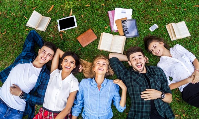 Üniversite yaşamında öğrencilerin ders dışındaki zamanlarını değerlendirmesine, ilgi alanlarını geliştirmesine ve farklı öğrencilerle bir araya gelmesine imkan sağlayan öğrenci kulüpleri, çok sayıda farklı faaliyet gerçekleştiriyor. Akademik toplantılardan sanat çalışmalarına, sportif etkinliklerden sosyal sorumluluk projelerine kadar geniş bir alana yayılan çalışmalar, üniversitelerin sosyal yaşamının önemli parçaları arasında bulunuyor. Bu nedenle kulüp faaliyetleri, yalnızca eğlence amacı taşıyan etkinliklerle sınırlı kalmayan geniş bir çalışma alanı olarak değerlendiriliyor. Konulu bir haber görseli.