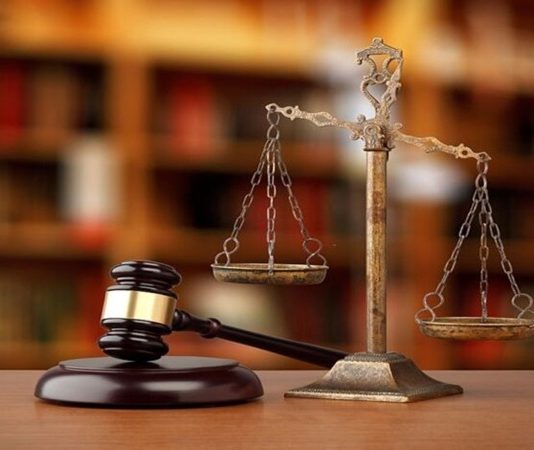 Kulüp Faaliyetlerinde İzin ve Yasal Süreçler Nelerdir? Kulüplerin düzenlediği etkinlikler, faaliyet alanına ve organizasyonun niteliğine göre farklı hukuki süreçleri beraberinde getirebiliyor. Kültür, sanat, spor, hobi veya sosyal faaliyetler gerçekleştiren kulüplerin her etkinlik için aynı izin prosedürünü uygulaması gerekmiyor. Faaliyetin gerçekleştirileceği mekân, katılımcı sayısı, kullanılan alan, etkinliğin içeriği ve kulübün hukuki statüsü gibi unsurlar hangi bildirim veya izinlerin gündeme gelebileceğini belirleyebiliyor. Konulu bir haber görseli.