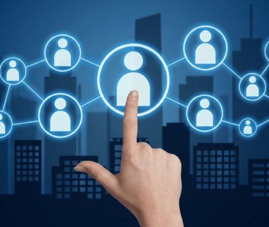 Kulüp Geleceğinde Yeni Üyelik Modelleri Nasıl Şekilleniyor? Kulüplerin değişen sosyal alışkanlıklara ve teknolojik gelişmelere uyum sağlaması, üyelik sistemlerinde de yeni yaklaşımların ortaya çıkmasına neden oluyor. Spor, kültür, sanat, hobi, meslek ve sosyal faaliyet alanlarında çalışan kulüpler, geleneksel üyelik anlayışının yanında daha esnek ve farklı katılım modellerini değerlendirmeye başlıyor. Üyelerin yalnızca belirli bir süre boyunca kulübe bağlı kalması yerine, farklı etkinliklere ve hizmetlere kendi ihtiyaçları doğrultusunda katılabilmesi yeni üyelik modellerinin temel özellikleri arasında yer alıyor. Konulu bir haber görseli.
