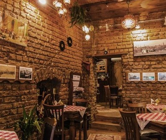 Kulüp İçin Mekân Seçimi Nasıl Yapılır? Kulüplerin düzenli faaliyet gösterebilmesi için yalnızca üye yapısının ve etkinlik programının oluşturulması yeterli olmuyor. Toplantıların, atölyelerin, eğitimlerin, sosyal organizasyonların ve farklı faaliyetlerin gerçekleştirileceği fiziksel alanın da kulübün ihtiyaçlarına uygun olması gerekiyor. Bu nedenle kulüp için mekân seçimi, faaliyetlerin verimli şekilde yürütülmesinde önemli aşamalardan biri olarak değerlendiriliyor. Konulu bir haber görseli.