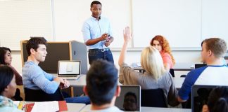 Üniversite yaşamında öğrencilerin akademik çalışmalarının yanı sıra ilgi alanlarını geliştirmelerine ve farklı üretim süreçlerinde yer almalarına imkan sağlayan öğrenci kulüpleri, kültür ve sanat faaliyetleriyle kampüs yaşamına hareket kazandırıyor. Müzikten tiyatroya, sinemadan fotoğrafçılığa, edebiyattan dansa kadar birçok farklı alanda çalışmalar gerçekleştiren kulüpler, öğrencilerin sanatsal üretim süreçlerine katılmasına olanak tanıyor. Üniversitelerin ilgili birimleri tarafından desteklenen kültür ve sanat faaliyetleri, öğrencilerin hem kendi yeteneklerini keşfetmelerine hem de farklı sanat dallarıyla tanışmalarına katkı sağlayabiliyor. Konulu bir haber görseli.