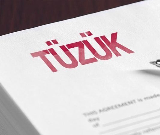 Kulüp Kuruluşunda Tüzük Neden Önemlidir? Ortak ilgi alanları, sosyal amaçlar, kültürel çalışmalar, spor faaliyetleri veya mesleki dayanışma etrafında bir araya gelen kişiler farklı türlerde topluluklar oluşturabiliyor. Bu topluluklar günlük hayatta kulüp olarak adlandırılabilirken, faaliyetlerin kapsamına ve tercih edilen hukuki yapıya göre dernek gibi tüzel kişilik sahibi kuruluşlara da dönüşebiliyor. Böyle bir yapılanmanın uzun süreli ve düzenli biçimde faaliyet gösterebilmesi için çalışma esaslarının önceden belirlenmesi önem taşıyor. Konulu bir haber görseli.