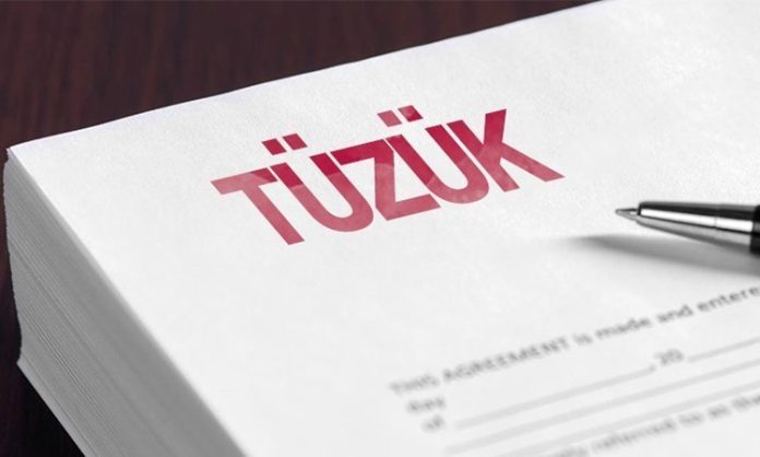 Kulüp Kuruluşunda Tüzük Neden Önemlidir Ortak ilgi alanları, sosyal amaçlar, kültürel çalışmalar, spor faaliyetleri veya mesleki dayanışma etrafında bir araya gelen kişiler farklı türlerde topluluklar oluşturabiliyor. Bu topluluklar günlük hayatta kulüp olarak adlandırılabilirken, faaliyetlerin kapsamına ve tercih edilen hukuki yapıya göre dernek gibi tüzel kişilik sahibi kuruluşlara da dönüşebiliyor. Böyle bir yapılanmanın uzun süreli ve düzenli biçimde faaliyet gösterebilmesi için çalışma esaslarının önceden belirlenmesi önem taşıyor. Konulu bir haber görseli.