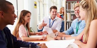 Üniversite öğrencilerinin akademik çevrelerinin yanı sıra farklı bölümlerden, sektörlerden ve meslek gruplarından kişilerle iletişim kurmasını sağlayan etkinlikler, kampüs yaşamının önemli parçaları arasında yer alıyor. Öğrenci kulüpleri tarafından düzenlenen networking etkinlikleri ise öğrencilerin ortak ilgi alanları üzerinden yeni bağlantılar kurmasına, deneyim paylaşmasına ve profesyonel çevresini geliştirmesine imkan sağlayabiliyor. Özellikle kariyer odaklı kulüpler, girişimcilik toplulukları, bölüm kulüpleri ve mesleki öğrenci toplulukları bu tür organizasyonlara programlarında yer verebiliyor. Konulu bir haber görseli.