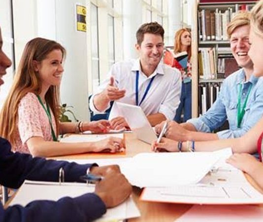 Kulüp Networking Etkinlikleri Nasıl Düzenlenir? Üniversite öğrencilerinin akademik çevrelerinin yanı sıra farklı bölümlerden, sektörlerden ve meslek gruplarından kişilerle iletişim kurmasını sağlayan etkinlikler, kampüs yaşamının önemli parçaları arasında yer alıyor. Öğrenci kulüpleri tarafından düzenlenen networking etkinlikleri ise öğrencilerin ortak ilgi alanları üzerinden yeni bağlantılar kurmasına, deneyim paylaşmasına ve profesyonel çevresini geliştirmesine imkan sağlayabiliyor. Özellikle kariyer odaklı kulüpler, girişimcilik toplulukları, bölüm kulüpleri ve mesleki öğrenci toplulukları bu tür organizasyonlara programlarında yer verebiliyor. Konulu bir haber görseli.