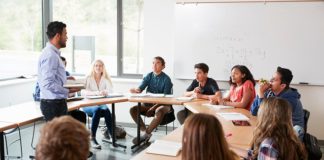 Üniversitelerde öğrencilerin akademik, mesleki ve kişisel gelişimlerine katkı sağlamak amacıyla farklı etkinlikler düzenleniyor. Bu çalışmalar arasında kulüp seminerleri, belirli bir konu hakkında bilgi paylaşımını ve öğrencilerin alanında uzman kişilerle bir araya gelmesini sağlayan etkinlikler arasında yer alıyor. Seminerler, tek oturum şeklinde gerçekleştirilebildiği gibi birkaç oturumdan oluşan eğitim programlarının bir parçası olarak da planlanabiliyor. Konulu bir haber görseli.