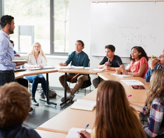 Üniversitelerde öğrencilerin akademik, mesleki ve kişisel gelişimlerine katkı sağlamak amacıyla farklı etkinlikler düzenleniyor. Bu çalışmalar arasında kulüp seminerleri, belirli bir konu hakkında bilgi paylaşımını ve öğrencilerin alanında uzman kişilerle bir araya gelmesini sağlayan etkinlikler arasında yer alıyor. Seminerler, tek oturum şeklinde gerçekleştirilebildiği gibi birkaç oturumdan oluşan eğitim programlarının bir parçası olarak da planlanabiliyor. Konulu bir haber görseli.