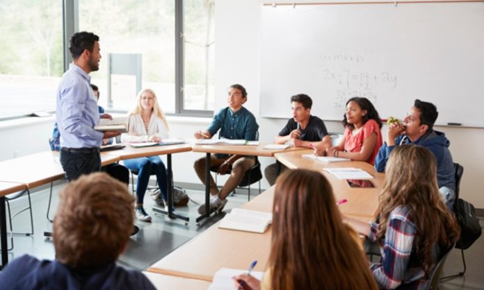 Üniversitelerde öğrencilerin akademik, mesleki ve kişisel gelişimlerine katkı sağlamak amacıyla farklı etkinlikler düzenleniyor. Bu çalışmalar arasında kulüp seminerleri, belirli bir konu hakkında bilgi paylaşımını ve öğrencilerin alanında uzman kişilerle bir araya gelmesini sağlayan etkinlikler arasında yer alıyor. Seminerler, tek oturum şeklinde gerçekleştirilebildiği gibi birkaç oturumdan oluşan eğitim programlarının bir parçası olarak da planlanabiliyor. Konulu bir haber görseli.