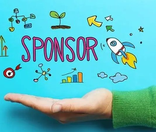 Kulüp Sponsorluklarında Dikkat Edilmesi Gerekenler Nelerdir? Kulüplerin faaliyetlerini düzenli şekilde sürdürebilmesi, etkinliklerini genişletebilmesi ve üyelerine daha fazla imkan sunabilmesi için farklı gelir kaynaklarına ihtiyaç duyulabiliyor. Bu kaynaklar arasında yer alan kulüp sponsorlukları, özellikle spor, kültür, sanat, hobi ve mesleki alanlarda faaliyet gösteren kulüpler açısından önemli bir finansman yöntemi olarak öne çıkıyor. Ancak sponsorluk ilişkilerinin yalnızca maddi destek sağlanması üzerinden değerlendirilmemesi, kulüp ile sponsor arasında karşılıklı beklentilerin açık biçimde belirlenmesi önem taşıyor. Konulu bir haber görseli.