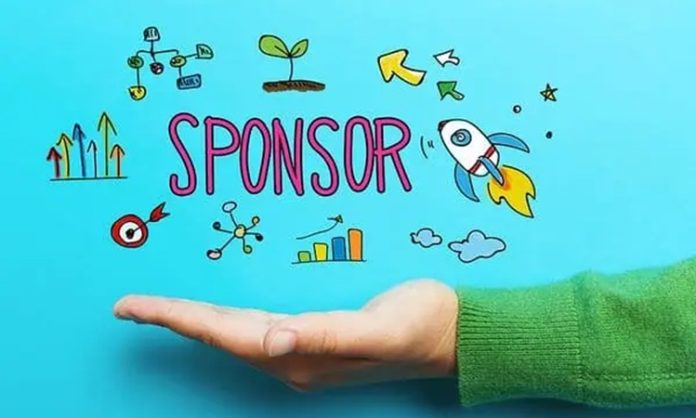 Kulüp Sponsorluklarında Dikkat Edilmesi Gerekenler Nelerdir Kulüplerin faaliyetlerini düzenli şekilde sürdürebilmesi, etkinliklerini genişletebilmesi ve üyelerine daha fazla imkan sunabilmesi için farklı gelir kaynaklarına ihtiyaç duyulabiliyor. Bu kaynaklar arasında yer alan kulüp sponsorlukları, özellikle spor, kültür, sanat, hobi ve mesleki alanlarda faaliyet gösteren kulüpler açısından önemli bir finansman yöntemi olarak öne çıkıyor. Ancak sponsorluk ilişkilerinin yalnızca maddi destek sağlanması üzerinden değerlendirilmemesi, kulüp ile sponsor arasında karşılıklı beklentilerin açık biçimde belirlenmesi önem taşıyor. Konulu bir haber görseli.