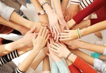İnsanların ortak ilgi alanları, hedefler ve sosyal ihtiyaçlar etrafında bir araya gelmesi, toplulukların oluşmasında önemli bir rol oynuyor. Spor, kültür, sanat, hobi, meslek, doğa, otomobil veya farklı sosyal faaliyetler çevresinde kurulan kulüpler, bireylerin benzer ilgi alanlarına sahip kişilerle iletişim kurmasına imkan tanıyor. Bu yönüyle kulüp topluluğu, yalnızca belirli etkinliklere katılan kişilerin oluşturduğu bir yapı olmaktan çıkarak düzenli iletişim ve ortak deneyimler üzerinden gelişen sosyal bir ortam haline gelebiliyor. Konulu bir haber görseli.