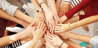 İnsanların ortak ilgi alanları, hedefler ve sosyal ihtiyaçlar etrafında bir araya gelmesi, toplulukların oluşmasında önemli bir rol oynuyor. Spor, kültür, sanat, hobi, meslek, doğa, otomobil veya farklı sosyal faaliyetler çevresinde kurulan kulüpler, bireylerin benzer ilgi alanlarına sahip kişilerle iletişim kurmasına imkan tanıyor. Bu yönüyle kulüp topluluğu, yalnızca belirli etkinliklere katılan kişilerin oluşturduğu bir yapı olmaktan çıkarak düzenli iletişim ve ortak deneyimler üzerinden gelişen sosyal bir ortam haline gelebiliyor. Konulu bir haber görseli.