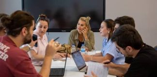 Üniversitelerde faaliyet gösteren öğrenci kulüpleri, öğrencilerin akademik çalışmaların yanı sıra sosyal, kültürel, sanatsal ve mesleki faaliyetlere katılmasına imkan sağlıyor. Kulüplerin düzenli biçimde çalışabilmesi için yalnızca etkinlik planlarının hazırlanması ve yönetim kurulunun oluşturulması yeterli olmuyor. Kulübün amaçlarını, üyelik şartlarını, organlarını, görevlerini ve çalışma düzenini belirleyen yazılı bir yapıya da ihtiyaç duyuluyor. Bu noktada kulüp tüzüğü, öğrenci kulübünün işleyişini belirleyen temel belgelerden biri olarak öne çıkıyor. Konulu bir haber görseli.