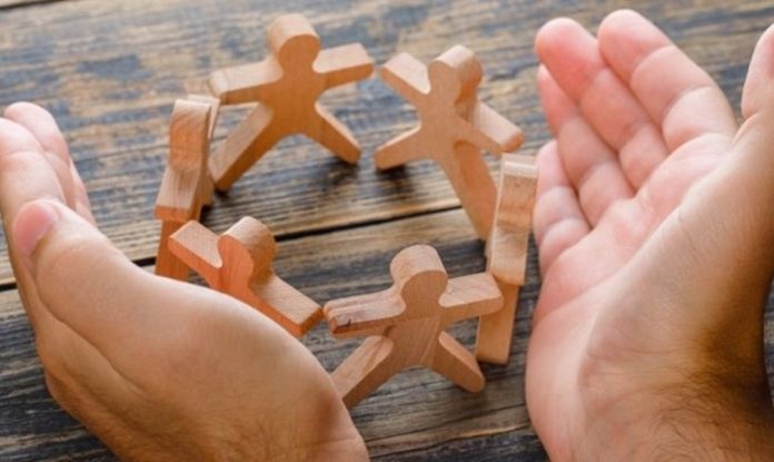 Üniversite yaşamında öğrencilerin ders dışındaki ilgi alanlarını geliştirmesine imkan sağlayan öğrenci kulüpleri, sosyal ve akademik hayatın önemli parçalarından biri olarak öne çıkıyor. Farklı alanlarda faaliyet gösteren kulüpler, öğrencilerin bir araya gelerek etkinlikler düzenlemesine, projeler geliştirmesine ve ortak çalışmalar yürütmesine olanak tanıyor. Ancak kulüp üyeliği yalnızca etkinliklere katılmaktan ibaret görülmüyor. Üyelerin kulübün işleyişine katkıda bulunması ve belirlenen kurallara uyması da üyeliğin önemli bir parçasını oluşturuyor. Konulu bir haber görseli.