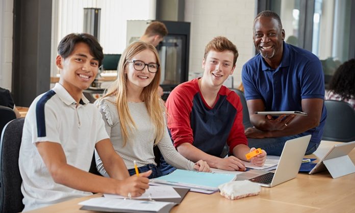 Üniversite öğrencilerinin sosyal, akademik, kültürel ve mesleki gelişimlerine katkı sağlayan öğrenci kulüpleri, belirli kurallar çerçevesinde faaliyet gösteriyor. Kulüplere üye olan öğrencilerin yalnızca etkinliklere katılması değil, aynı zamanda kulübün amaçlarına, üniversitenin düzenlemelerine ve diğer üyelerin haklarına uygun davranması bekleniyor. Bu nedenle kulüp üyeliğinde disiplin kuralları, üyelik sürecinin önemli başlıklarından biri olarak öne çıkıyor. Konulu bir haber görseli.