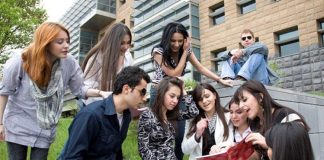 Üniversite yaşamında öğrenci kulüpleri, öğrencilerin ders dışındaki zamanlarını değerlendirmelerine, ilgi alanları doğrultusunda çalışmalar yapmalarına ve farklı kişilerle iletişim kurmalarına imkan sağlayan önemli oluşumlar arasında yer alıyor. Ancak bir kulübün uzun süre aktif kalabilmesi yalnızca üye sayısıyla değil, üyelerin kulüp faaliyetlerinden ne ölçüde memnun olduğu ve çalışmalara ne kadar bağlı kaldığıyla da yakından ilişkili oluyor. Bu nedenle üye memnuniyeti, öğrenci kulüplerinin yönetim süreçlerinde üzerinde durulması gereken konulardan biri haline geliyor. Konulu bir haber görseli.