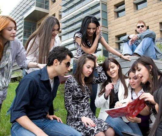 Kulüp Üyeliğinde Üye Memnuniyeti Nasıl Sağlanır? Üniversite yaşamında öğrenci kulüpleri, öğrencilerin ders dışındaki zamanlarını değerlendirmelerine, ilgi alanları doğrultusunda çalışmalar yapmalarına ve farklı kişilerle iletişim kurmalarına imkan sağlayan önemli oluşumlar arasında yer alıyor. Ancak bir kulübün uzun süre aktif kalabilmesi yalnızca üye sayısıyla değil, üyelerin kulüp faaliyetlerinden ne ölçüde memnun olduğu ve çalışmalara ne kadar bağlı kaldığıyla da yakından ilişkili oluyor. Bu nedenle üye memnuniyeti, öğrenci kulüplerinin yönetim süreçlerinde üzerinde durulması gereken konulardan biri haline geliyor. Konulu bir haber görseli.