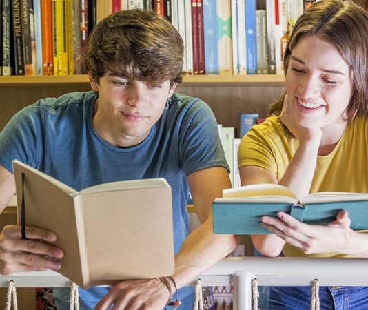 Kulüp Üyeliğinde Yeni Üye Kazanımı Nasıl Sağlanır? Üniversitelerde faaliyet gösteren öğrenci kulüpleri, öğrencilerin ortak ilgi alanları etrafında bir araya gelmesini ve akademik hayatın dışında farklı çalışmalar yürütmesini sağlıyor. Kulüplerin faaliyetlerini sürdürebilmesi için mevcut üyelerin çalışmalarına devam etmesinin yanı sıra yeni öğrencilerin de kulüp bünyesine dahil edilmesi önem taşıyor. Bu nedenle yeni üye kazanımı, öğrenci kulüplerinin dönem boyunca üzerinde durduğu konular arasında bulunuyor. Konulu bir haber görseli.