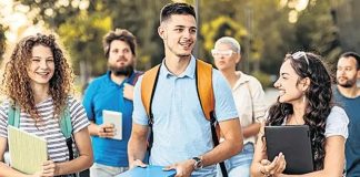 Üniversite yaşamında öğrencilerin sosyal, kültürel, akademik ve mesleki alanlarda faaliyet göstermesine imkan sağlayan öğrenci kulüpleri, farklı finansman yöntemleriyle çalışmalarını sürdürebiliyor. Etkinliklerin düzenlenmesi, gerekli malzemelerin temin edilmesi, organizasyon giderlerinin karşılanması ve çeşitli faaliyetlerin yürütülmesi için üniversitelerin belirlediği bütçeler, sponsorluklar, bağışlar ve bazı kurumlarda üyelik ödemeleri kullanılabiliyor. Bu noktada öğrencilerin karşılaştığı kavramlardan biri de kulüp üyelik aidatı oluyor. Konulu bir haber görseli.