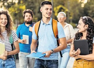 Kulüp Üyelik Aidatı Nedir? Üniversite yaşamında öğrencilerin sosyal, kültürel, akademik ve mesleki alanlarda faaliyet göstermesine imkan sağlayan öğrenci kulüpleri, farklı finansman yöntemleriyle çalışmalarını sürdürebiliyor. Etkinliklerin düzenlenmesi, gerekli malzemelerin temin edilmesi, organizasyon giderlerinin karşılanması ve çeşitli faaliyetlerin yürütülmesi için üniversitelerin belirlediği bütçeler, sponsorluklar, bağışlar ve bazı kurumlarda üyelik ödemeleri kullanılabiliyor. Bu noktada öğrencilerin karşılaştığı kavramlardan biri de kulüp üyelik aidatı oluyor. Konulu bir haber görseli.