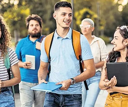 Üniversite yaşamında öğrencilerin sosyal, kültürel, akademik ve mesleki alanlarda faaliyet göstermesine imkan sağlayan öğrenci kulüpleri, farklı finansman yöntemleriyle çalışmalarını sürdürebiliyor. Etkinliklerin düzenlenmesi, gerekli malzemelerin temin edilmesi, organizasyon giderlerinin karşılanması ve çeşitli faaliyetlerin yürütülmesi için üniversitelerin belirlediği bütçeler, sponsorluklar, bağışlar ve bazı kurumlarda üyelik ödemeleri kullanılabiliyor. Bu noktada öğrencilerin karşılaştığı kavramlardan biri de kulüp üyelik aidatı oluyor. Konulu bir haber görseli.