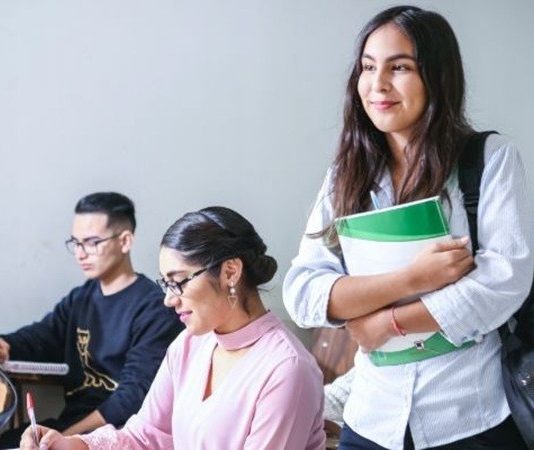 Üniversite öğrencilerinin ders dışında sosyal, kültürel, sanatsal, sportif ve akademik alanlarda faaliyet gösterebildiği öğrenci kulüpleri, kampüs yaşamının önemli parçaları arasında yer alıyor. Bir kulübe katılmak isteyen öğrenciler ise başvuru yapmadan önce kulüp üyelik şartları hakkında bilgi edinmek istiyor. Üyelik koşulları her üniversitede aynı şekilde uygulanmadığı için öğrencilerin kendi kurumlarının güncel yönergelerini ve kulüp duyurularını incelemesi gerekiyor. Konulu bir haber görseli.