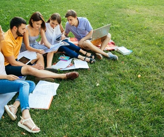 Kulüp Yönetimi Nasıl Yapılır? Kulüpler, öğrencilerin ve farklı ilgi alanlarına sahip kişilerin ortak hedefler etrafında bir araya gelmesini sağlayan sosyal ve kültürel yapılar arasında yer alıyor. Bir kulübün faaliyetlerini düzenli şekilde sürdürebilmesi ise yalnızca etkinlik düzenlemekle sınırlı kalmıyor. Üyelerin ihtiyaçlarının anlaşılması, görev dağılımının yapılması, bütçenin takip edilmesi ve gelecek dönem için planlama yapılması gibi birçok süreç kulüp yönetimi kapsamında değerlendiriliyor. Etkili bir yönetim yapısı, kulübün faaliyetlerinin devamlılığını sağlarken üyelerin organizasyona daha fazla katkı sunmasına da yardımcı olabiliyor. Konulu bir haber görseli.
