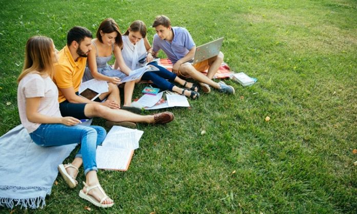 Kulüp Yönetimi Nasıl Yapılır Kulüpler, öğrencilerin ve farklı ilgi alanlarına sahip kişilerin ortak hedefler etrafında bir araya gelmesini sağlayan sosyal ve kültürel yapılar arasında yer alıyor. Bir kulübün faaliyetlerini düzenli şekilde sürdürebilmesi ise yalnızca etkinlik düzenlemekle sınırlı kalmıyor. Üyelerin ihtiyaçlarının anlaşılması, görev dağılımının yapılması, bütçenin takip edilmesi ve gelecek dönem için planlama yapılması gibi birçok süreç kulüp yönetimi kapsamında değerlendiriliyor. Etkili bir yönetim yapısı, kulübün faaliyetlerinin devamlılığını sağlarken üyelerin organizasyona daha fazla katkı sunmasına da yardımcı olabiliyor. Konulu bir haber görseli.