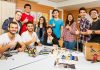 Kulüp Yönetiminde Bütçe Nasıl Hazırlanır? Üniversitelerde faaliyet gösteren öğrenci kulüpleri, yıl boyunca çeşitli etkinlikler, eğitim programları, sosyal organizasyonlar ve projeler gerçekleştiriyor. Bu faaliyetlerin düzenli biçimde yürütülebilmesi için yalnızca iyi bir etkinlik planı oluşturmak yeterli olmuyor. Etkinliklerin ihtiyaç duyduğu ulaşım, malzeme, tanıtım, konaklama veya organizasyon giderlerinin önceden değerlendirilmesi gerekiyor. Bu nedenle kulüp bütçesi, öğrenci kulüplerinin yönetim süreçlerinde önemli bir planlama aracı olarak öne çıkıyor. Konulu bir haber görseli.