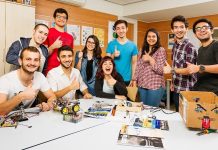 Kulüp Yönetiminde Bütçe Nasıl Hazırlanır? Üniversitelerde faaliyet gösteren öğrenci kulüpleri, yıl boyunca çeşitli etkinlikler, eğitim programları, sosyal organizasyonlar ve projeler gerçekleştiriyor. Bu faaliyetlerin düzenli biçimde yürütülebilmesi için yalnızca iyi bir etkinlik planı oluşturmak yeterli olmuyor. Etkinliklerin ihtiyaç duyduğu ulaşım, malzeme, tanıtım, konaklama veya organizasyon giderlerinin önceden değerlendirilmesi gerekiyor. Bu nedenle kulüp bütçesi, öğrenci kulüplerinin yönetim süreçlerinde önemli bir planlama aracı olarak öne çıkıyor. Konulu bir haber görseli.