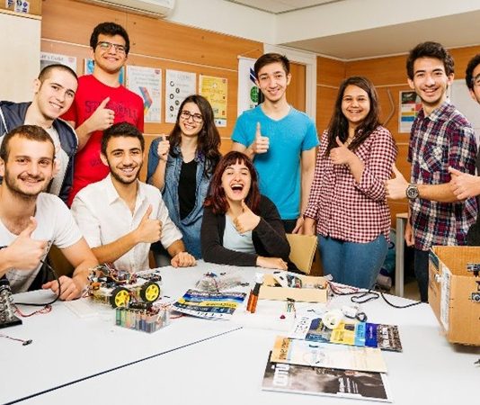 Kulüp Yönetiminde Bütçe Nasıl Hazırlanır? Üniversitelerde faaliyet gösteren öğrenci kulüpleri, yıl boyunca çeşitli etkinlikler, eğitim programları, sosyal organizasyonlar ve projeler gerçekleştiriyor. Bu faaliyetlerin düzenli biçimde yürütülebilmesi için yalnızca iyi bir etkinlik planı oluşturmak yeterli olmuyor. Etkinliklerin ihtiyaç duyduğu ulaşım, malzeme, tanıtım, konaklama veya organizasyon giderlerinin önceden değerlendirilmesi gerekiyor. Bu nedenle kulüp bütçesi, öğrenci kulüplerinin yönetim süreçlerinde önemli bir planlama aracı olarak öne çıkıyor. Konulu bir haber görseli.
