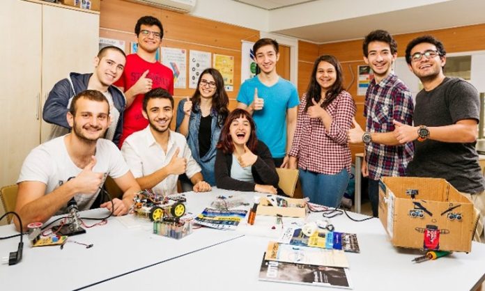 Üniversitelerde faaliyet gösteren öğrenci kulüpleri, yıl boyunca çeşitli etkinlikler, eğitim programları, sosyal organizasyonlar ve projeler gerçekleştiriyor. Bu faaliyetlerin düzenli biçimde yürütülebilmesi için yalnızca iyi bir etkinlik planı oluşturmak yeterli olmuyor. Etkinliklerin ihtiyaç duyduğu ulaşım, malzeme, tanıtım, konaklama veya organizasyon giderlerinin önceden değerlendirilmesi gerekiyor. Bu nedenle kulüp bütçesi, öğrenci kulüplerinin yönetim süreçlerinde önemli bir planlama aracı olarak öne çıkıyor. Konulu bir haber görseli.