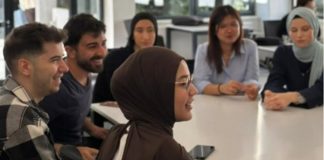 Kulüp Yönetiminde Dijital Sistemler Nasıl Kullanılır? Üniversite öğrenci kulüplerinde faaliyetlerin artmasıyla birlikte yönetim süreçlerinin yalnızca yüz yüze toplantılar ve basılı evraklarla yürütülmesi her zaman yeterli olmayabiliyor. Üye bilgilerinin tutulması, etkinliklerin planlanması, başvuruların yapılması, duyuruların paylaşılması ve faaliyetlerin raporlanması gibi birçok işlem dijital araçlarla daha düzenli şekilde takip edilebiliyor. Bu nedenle kulüp yönetiminde dijital sistemler, öğrenci topluluklarının günlük işleyişinde giderek daha fazla kullanılan araçlar arasında yer alıyor. Konulu bir haber görseli.