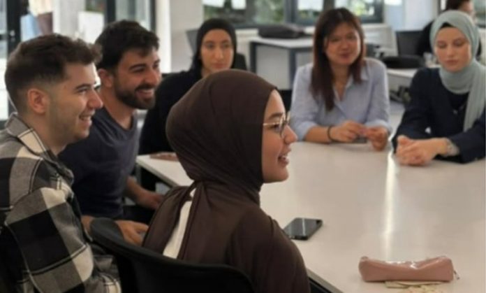 Kulüp Yönetiminde Dijital Sistemler Nasıl Kullanılır Üniversite öğrenci kulüplerinde faaliyetlerin artmasıyla birlikte yönetim süreçlerinin yalnızca yüz yüze toplantılar ve basılı evraklarla yürütülmesi her zaman yeterli olmayabiliyor. Üye bilgilerinin tutulması, etkinliklerin planlanması, başvuruların yapılması, duyuruların paylaşılması ve faaliyetlerin raporlanması gibi birçok işlem dijital araçlarla daha düzenli şekilde takip edilebiliyor. Bu nedenle kulüp yönetiminde dijital sistemler, öğrenci topluluklarının günlük işleyişinde giderek daha fazla kullanılan araçlar arasında yer alıyor. Konulu bir haber görseli.