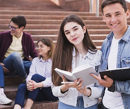 Kulüp Yönetiminde Kriz Yönetimi Nasıl Yapılır? Üniversite öğrenci kulüpleri, yıl boyunca çok sayıda etkinlik, toplantı ve sosyal çalışma gerçekleştirebiliyor. Üye sayısının artması, farklı öğrencilerin aynı projede görev alması ve üniversite bünyesinde çeşitli organizasyonların yürütülmesi, zaman zaman beklenmeyen sorunların ortaya çıkmasına neden olabiliyor. Etkinliğin son anda iptal edilmesi, yönetim içerisinde anlaşmazlık yaşanması, görevlerin zamanında tamamlanmaması veya bir organizasyonda iletişim problemi oluşması gibi durumlar kulüp çalışmalarını doğrudan etkileyebiliyor. Bu nedenle kulüp yönetiminde kriz yönetimi, öğrenci topluluklarının faaliyetlerini sürdürebilmesi açısından önemli bir yönetim konusu haline geliyor. Konulu bir haber görseli.