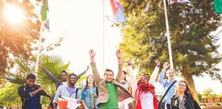Üniversitelerde faaliyet gösteren öğrenci kulüpleri, öğrencilerin akademik hayatın dışında sosyal, kültürel, sanatsal ve mesleki alanlarda bir araya gelmesini sağlayan önemli oluşumlar arasında yer alıyor. Bu yapıların düzenli şekilde faaliyet gösterebilmesi için yalnızca etkinlik fikirlerinin bulunması yeterli olmuyor. Kulübün karar alma, organizasyon, iletişim, bütçe, üyelik ve resmi işlemlerinin belirli bir yönetim yapısı içerisinde yürütülmesi gerekiyor. Bu noktada Kulüp Yönetiminin Görev Ve Sorumlulukları, kulübün faaliyetlerinin düzenli biçimde devam etmesinde belirleyici rol oynuyor. Konulu bir haber görseli.