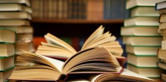 Kulüpler, ortak ilgi alanlarına sahip kişilerin bir araya gelmesini sağlayan sosyal yapılar olmanın yanı sıra bilgi paylaşımı ve kişisel gelişim açısından da farklı imkanlar sunabiliyor. Spor, kültür, sanat, teknoloji, meslek, hobi veya sosyal sorumluluk alanlarında faaliyet gösteren kulüpler, düzenledikleri etkinlikler aracılığıyla üyelerin yeni bilgiler edinmesine katkıda bulunabiliyor. Bu nedenle kulüp faaliyetleri ile eğitim çalışmalarının bir arada yürütülmesi, kulüplerin sosyal işlevlerinin yanında öğrenme süreçlerine de katkı sağlamasına imkan tanıyor. Konulu bir haber görseli.