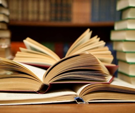 Kulüp ve Eğitim Faaliyetleri Nasıl Birleştirilebilir? Kulüpler, ortak ilgi alanlarına sahip kişilerin bir araya gelmesini sağlayan sosyal yapılar olmanın yanı sıra bilgi paylaşımı ve kişisel gelişim açısından da farklı imkanlar sunabiliyor. Spor, kültür, sanat, teknoloji, meslek, hobi veya sosyal sorumluluk alanlarında faaliyet gösteren kulüpler, düzenledikleri etkinlikler aracılığıyla üyelerin yeni bilgiler edinmesine katkıda bulunabiliyor. Bu nedenle kulüp faaliyetleri ile eğitim çalışmalarının bir arada yürütülmesi, kulüplerin sosyal işlevlerinin yanında öğrenme süreçlerine de katkı sağlamasına imkan tanıyor. Konulu bir haber görseli.