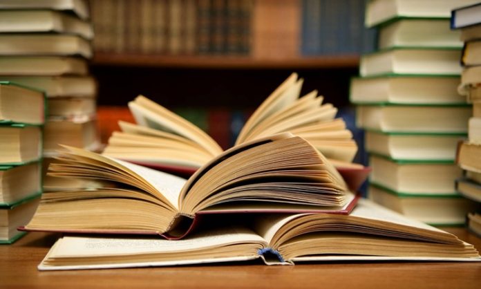 Kulüpler, ortak ilgi alanlarına sahip kişilerin bir araya gelmesini sağlayan sosyal yapılar olmanın yanı sıra bilgi paylaşımı ve kişisel gelişim açısından da farklı imkanlar sunabiliyor. Spor, kültür, sanat, teknoloji, meslek, hobi veya sosyal sorumluluk alanlarında faaliyet gösteren kulüpler, düzenledikleri etkinlikler aracılığıyla üyelerin yeni bilgiler edinmesine katkıda bulunabiliyor. Bu nedenle kulüp faaliyetleri ile eğitim çalışmalarının bir arada yürütülmesi, kulüplerin sosyal işlevlerinin yanında öğrenme süreçlerine de katkı sağlamasına imkan tanıyor. Konulu bir haber görseli.