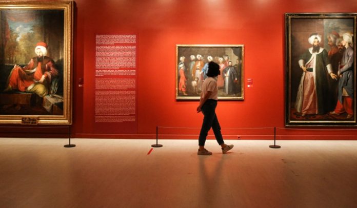 Kulüp ve Kültür Sanat Faaliyetlerinin Önemi Nedir Kulüpler, ortak ilgi alanlarına sahip insanların bir araya gelmesini sağlayan sosyal yapılar arasında yer alırken kültür ve sanat faaliyetlerinin yaygınlaşmasına da katkıda bulunabiliyor. Sinema, tiyatro, müzik, edebiyat, fotoğraf, resim ve geleneksel sanatlar gibi farklı alanlarda faaliyet gösteren kulüpler, insanların sanatsal üretimlerle daha düzenli biçimde buluşmasına imkan tanıyabiliyor. Bu nedenle kültür sanat faaliyetleri, kulüplerin sosyal yaşam içerisindeki çalışma alanlarından biri olarak öne çıkıyor. Konulu bir haber görseli.