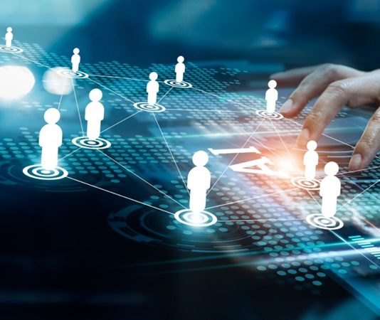Kulüp ve Networking Kültürü Nasıl Gelişir? Kulüpler, ortak ilgi alanlarına sahip insanların bir araya gelmesini sağlarken farklı kişiler arasında uzun vadeli iletişim kurulmasına da imkan tanıyor. Sosyal, kültürel, mesleki ve sektörel amaçlarla faaliyet gösteren kulüpler, üyelerin yeni insanlarla tanışmasına ve farklı deneyimlerden yararlanmasına olanak sağlayabiliyor. Bu yapı içerisinde gelişen networking kültürü, yalnızca iş bağlantıları kurmakla sınırlı kalmayarak bilgi paylaşımı, sosyal iletişim ve ortak projelerin ortaya çıkmasına da katkıda bulunabiliyor. Konulu bir haber görseli.