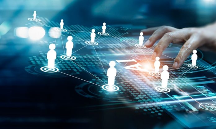 Kulüp ve Networking Kültürü Nasıl Gelişir Kulüpler, ortak ilgi alanlarına sahip insanların bir araya gelmesini sağlarken farklı kişiler arasında uzun vadeli iletişim kurulmasına da imkan tanıyor. Sosyal, kültürel, mesleki ve sektörel amaçlarla faaliyet gösteren kulüpler, üyelerin yeni insanlarla tanışmasına ve farklı deneyimlerden yararlanmasına olanak sağlayabiliyor. Bu yapı içerisinde gelişen networking kültürü, yalnızca iş bağlantıları kurmakla sınırlı kalmayarak bilgi paylaşımı, sosyal iletişim ve ortak projelerin ortaya çıkmasına da katkıda bulunabiliyor. Konulu bir haber görseli.
